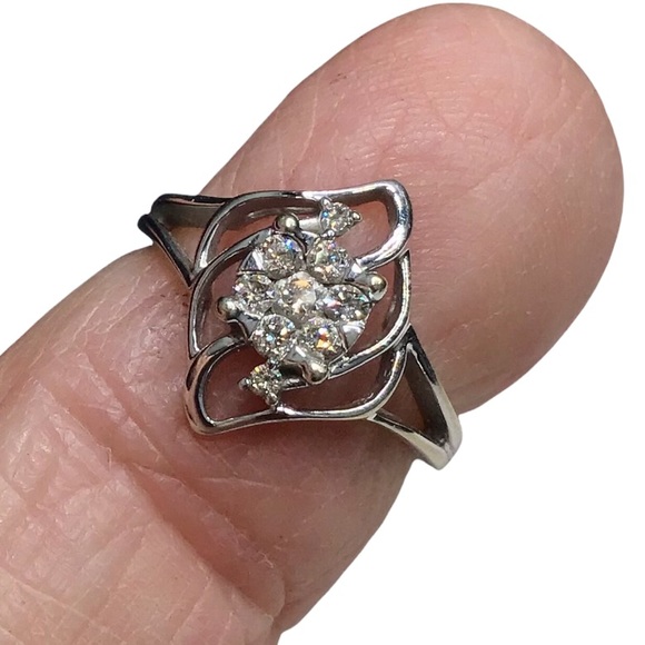 🌺14K White Gold and Diamond Ring - Picture 12 of 14